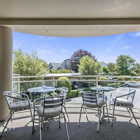 Colombo In The City Christchurch Exterior foto A balcony in a residential apartment