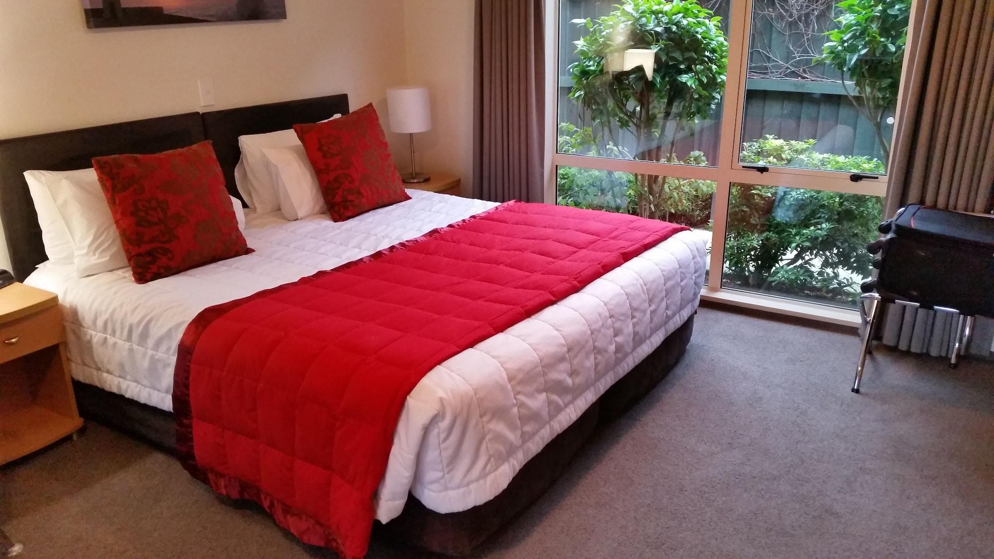 Colombo In The City Christchurch Exterior foto A bed with a red throw