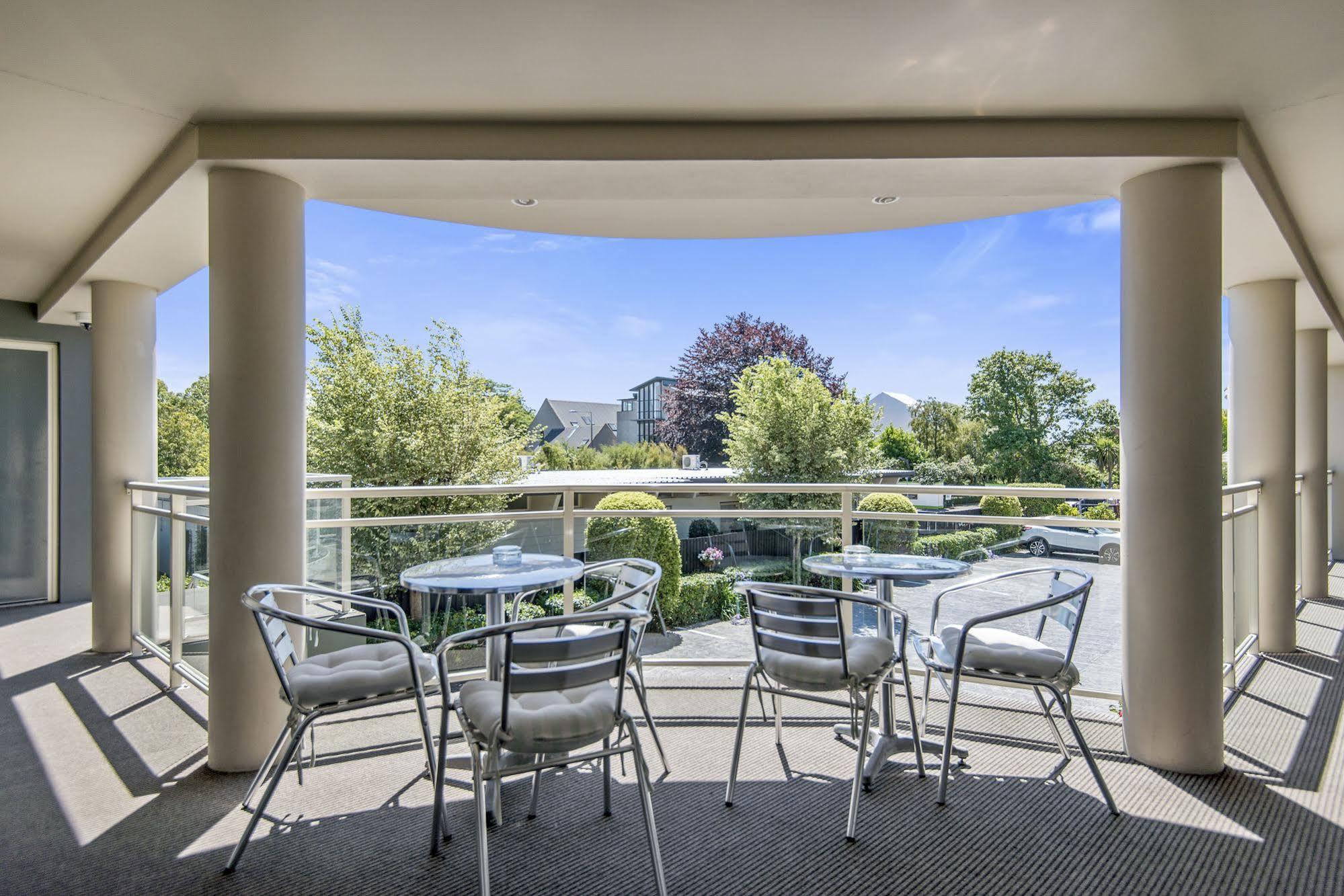 Colombo In The City Christchurch Exterior foto A balcony in a residential apartment